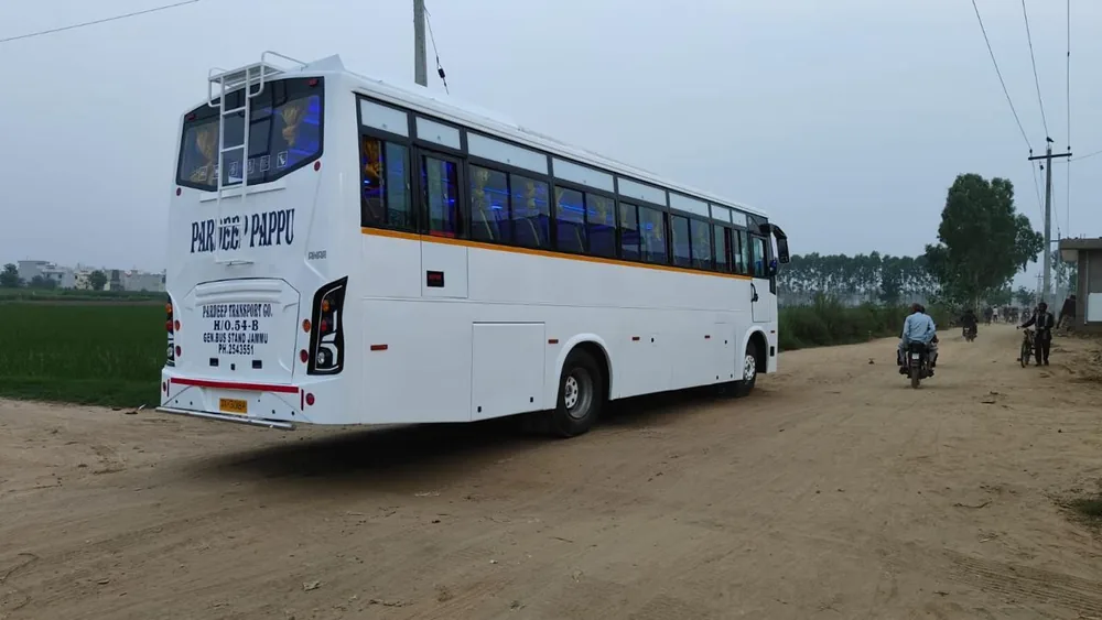 Pardeep Pappu coach — side profile with luggage rack